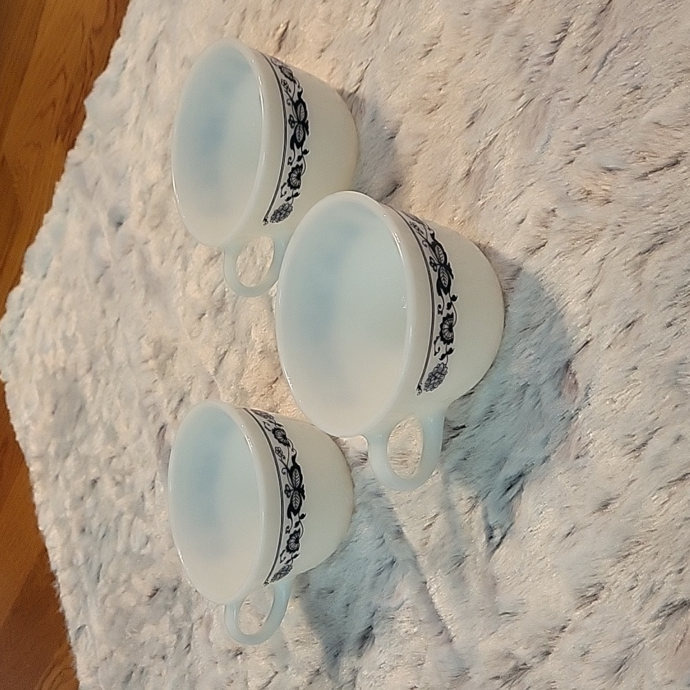Pyrex Blue Onion Print Coffee Cups, Excellent Condition!